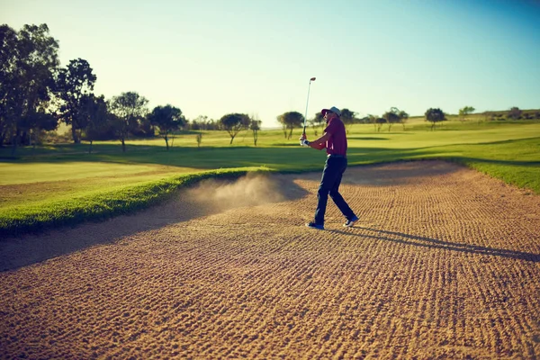 연습을 할수록 집니다 젊은이가 골프를 치다가 밖으로 있습니다 — 스톡 사진