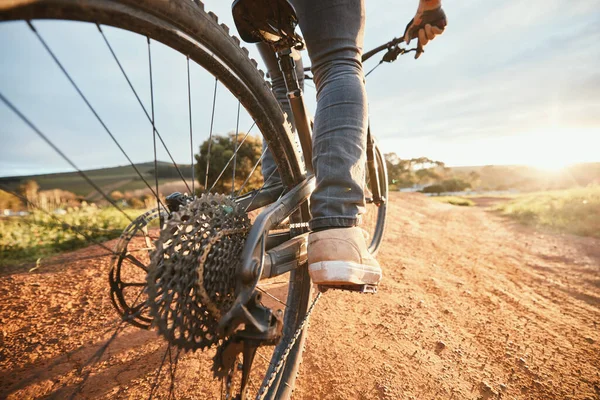 Fötter Cykling Och Man Cykel Och Grusväg För Kondition Morgonkondition — Stockfoto