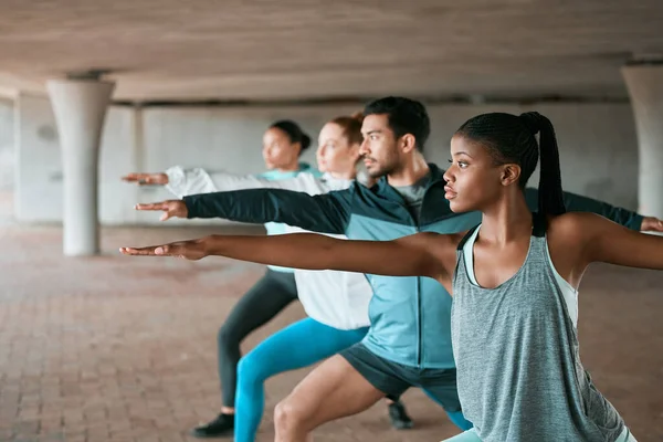 运动和朋友一起伸展成一个健身俱乐部 促进城市班级的运动 健康和健康 承诺和人的训练或集体练习瑜伽 — 图库照片