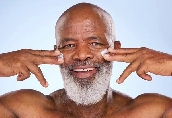 Skincare Κρέμα Και Χαρούμενη Πορτραίτο Του Μαύρου Άνδρα Στο Studio — Φωτογραφία Αρχείου