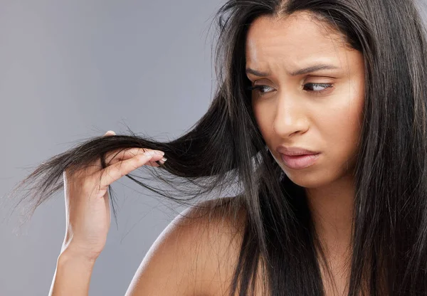 Vlasy Poškození Tvář Ženy Ustaraný Studiu Pro Roztřepený Konce Krize — Stock fotografie