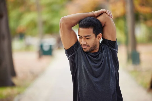 Asyalı Bir Adam Parkta Kollarını Açıp Koşuya Antrenmana Dışarıda Egzersiz — Stok fotoğraf