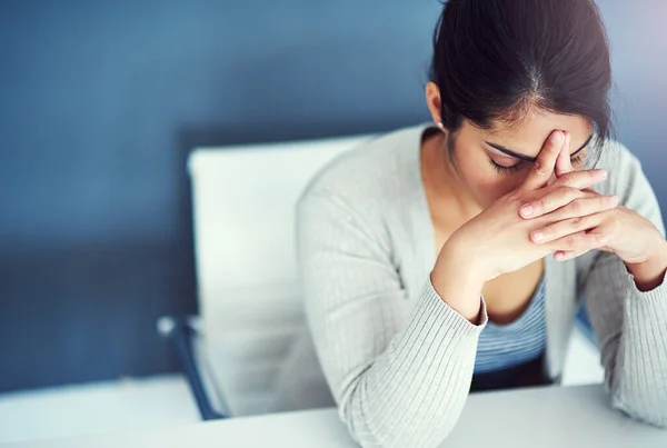 Επιχειρηματίας Άγχος Και Κουρασμένος Στο Γραφείο Χέρια Ανησυχούν Και Άγχος — Φωτογραφία Αρχείου