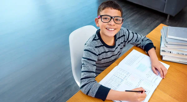 Счастливый Мальчик Студент Портрет Книгой Учебы Изучения Обучения Математике Дому — стоковое фото