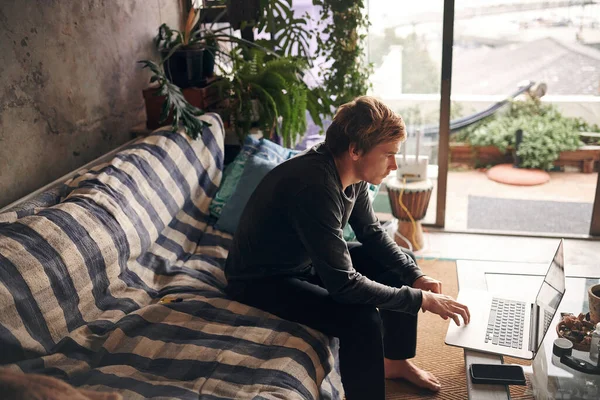 Dopóki Zostaję Domu Jestem Kontakcie Młody Człowiek Korzystający Laptopa Kanapie — Zdjęcie stockowe
