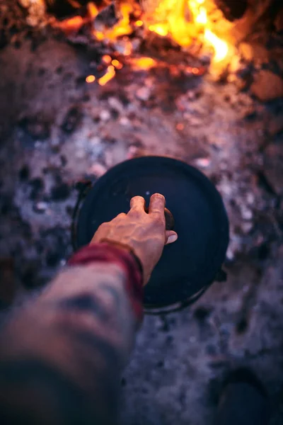 Eine Leckere Überraschung Wartet Ein Mann Der Freien Lagerfeuer Traditionelle — Stockfoto