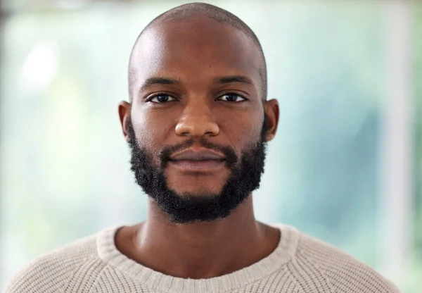 創造的なビジネス スタートアップとキャリアの考え方 自信とぼやけた背景にカジュアルな顔 深刻な黒の男 アメリカの若いアフリカ人 労働者 起業家の肖像画やヘッドショット — ストック写真
