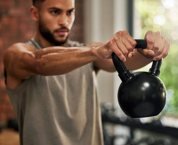 Fitness Antrenman Spor Salonunda Çanı Olan Bir Adam Vücut Geliştirme — Stok fotoğraf