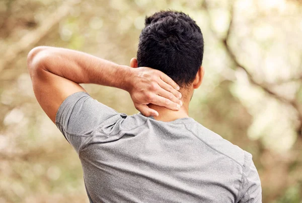 自然的颈部疼痛 健康和人 用于在森林中训练 跑步或锻炼 压力或意外事故 森林中的运动员 赛跑运动员或后背 后背或脊柱有健康风险的人 — 图库照片