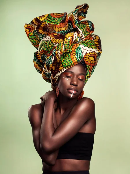 美容美发 黑人女性时尚和化妆品与非洲头部包装和化妆工作室 孤立无援的绿色背景 头戴传统发巾的年轻女性 自信而有文化 — 图库照片