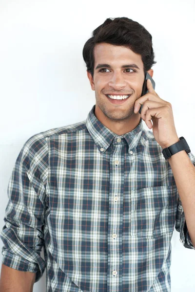Skvělé Slyšet Tvůj Hlas Fešák Mladý Chlap Pomocí Svého Mobilu — Stock fotografie