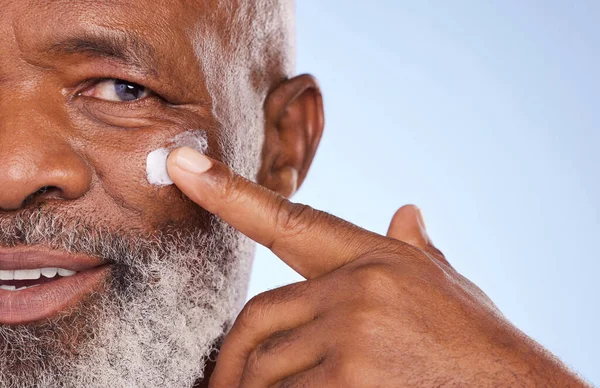 Cilt Bakımı Krem Yakın Çekim Stüdyoda Siyahi Adam Yaşlanma Güzelliğe — Stok fotoğraf