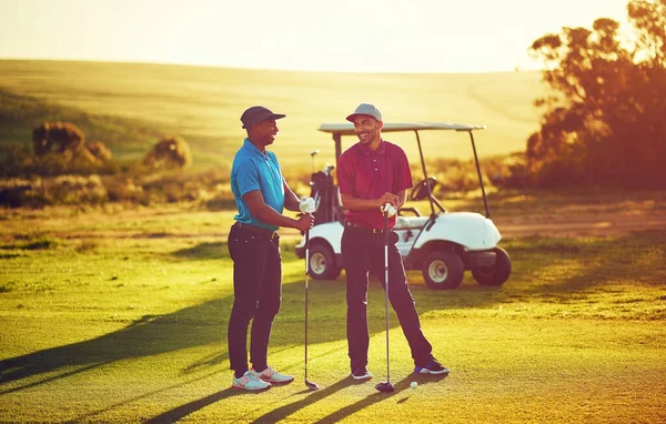 Remélem Szerencséd Lesz Két Barát Golfozik Egy Golfpályán — Stock Fotó