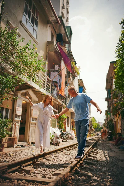 愛は素晴らしい冒険です ベトナムの街中の電車の線路でロマンチックな瞬間を共有する幸せなカップル — ストック写真