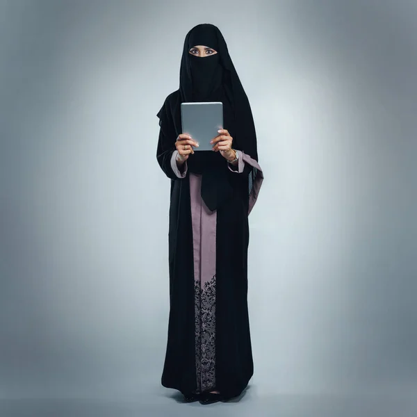 Día Estaría Completo Sin Retrato Estudio Una Joven Con Burka — Foto de Stock