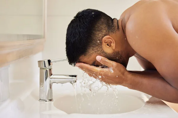 Man Wassen Gezicht Water Spetteren Schoonheid Badkamer Huidverzorging Het Reinigen — Stockfoto