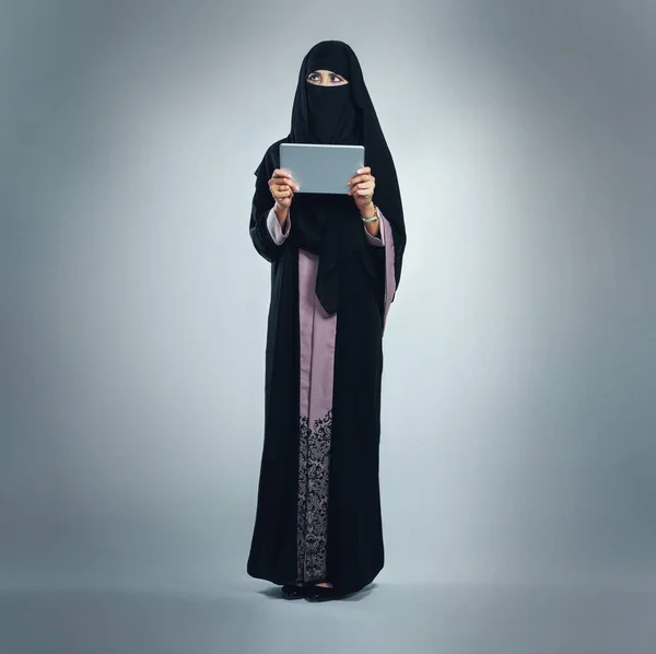 Dělat Věci Digitální Podobě Studio Záběr Mladé Ženy Sobě Burqa — Stock fotografie