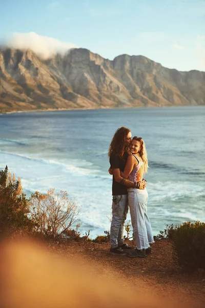 彼女は私の全世界だ 海の近くの山の中腹に立って一緒に立って愛情の若いカップルの完全な長さのショット — ストック写真