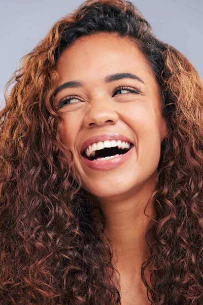 Śmiech Kręcone Włosy Naturalna Kobieta Studio Uśmiechem Blaskiem Twarzy Szczęśliwa — Zdjęcie stockowe