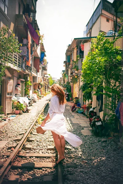 あなた自身のために経験しなければならないある事 ベトナムの街を電車で歩く若い女性が — ストック写真