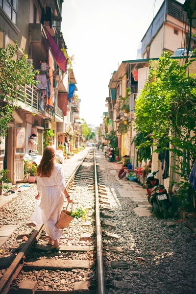 人生の第一のルールはそれを生きる ベトナムの街を電車で歩く若い女性が — ストック写真