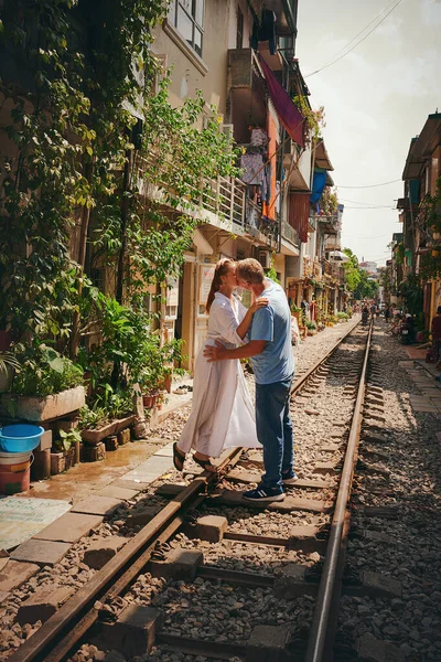 Není Nic Romantičtějšího Než Spontánní Polibek Šťastný Pár Sdílející Romantický — Stock fotografie