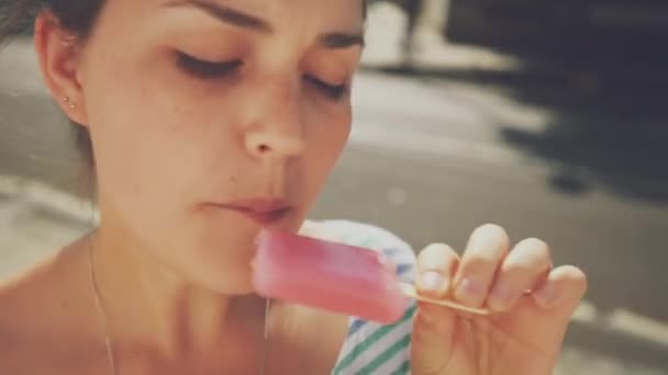 Visage Crème Glacée Selfie Femme Ville Sourire Manger Gelato Plein — Video