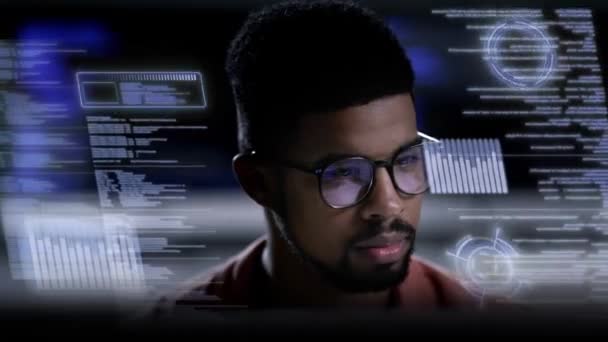 Hologram Ember Programozó Számítógépes Kódolással Online Olvasással Digitális Szoftverrel Munkahelyen — Stock videók