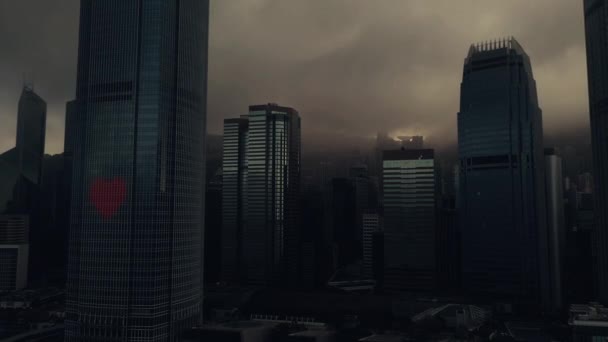 Szív Sötét Csendes Város Éjjelente Bezárva Járvány Komor Ködben Elhagyatva — Stock videók