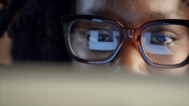 Gezicht Lezen Tablet Met Bril Een Close Voor Online Onderzoek — Stockvideo
