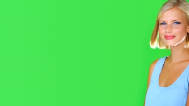 Sonrisa Belleza Mujer Pantalla Verde Brazos Cruzados Cara Positiva Modelo — Vídeo de stock