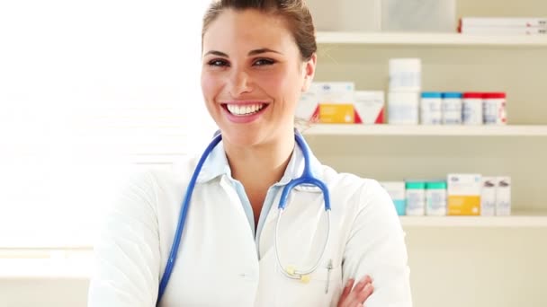 Cara Brazos Cruzados Mujer Farmacéutico Profesional Médico Farmacia Retrato Confianza — Vídeos de Stock