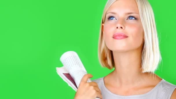 Ideas Pensamiento Mujer Feliz Pantalla Verde Con Papel Expresión Reflexiva — Vídeos de Stock