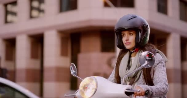 在城市里旅行 骑摩托车和骑摩托车的妇女在城市里通勤 交通和旅行 摩托车和女性乘客乘坐交通工具 冒险和自由 — 图库视频影像