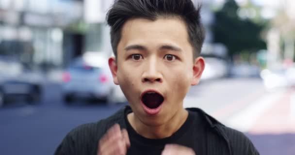 在一个城市或城镇的户外 亚洲男子在街道上发布了一则公告 惊讶和惊艳的脸 具有感情或情感的警觉的人因流言蜚语 哇或蛋的新闻 恐惧和画像 — 图库视频影像