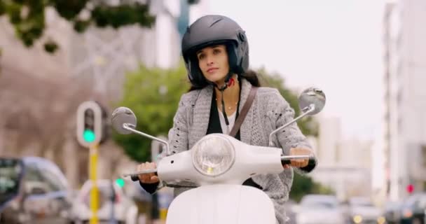 摩托车 旅行和妇女骑摩托车在城市的街道上供通勤 交通和外出工作 城市中的旅行 摩托车和女性乘坐汽车进行生态友好型交通 — 图库视频影像