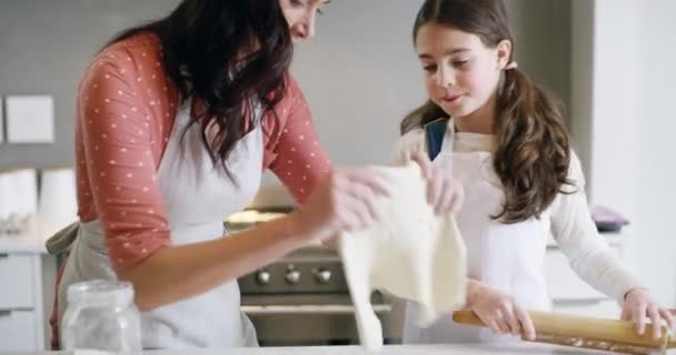 Frau Rollt Teig Mit Ihrem Kind Der Küche Für Ein — Stockvideo