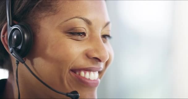 Kadın Yüzü Çağrı Merkezi Şirket Ofisindeki Bir Telefon Danışmanlığında Iletişim — Stok video