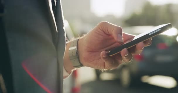 Smartphone Manos Persona Negocios Ciudad Escribiendo Comprobar Reservar Transporte Aplicación — Vídeo de stock
