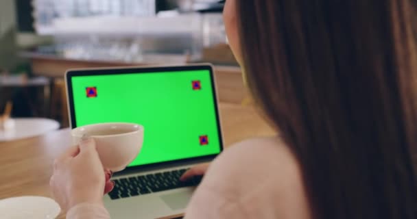 Женщина Ноутбук Зеленый Экран Пьют Кофе Кафе Онлайн Рекламы Маркетинга — стоковое видео