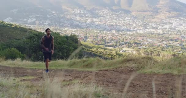 사람은 계내에서 속도와 가지고 건강하고 활동적 옥외에서 운동을 산에서 마라톤 — 비디오