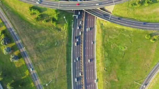 Autopista Dron Tráfico Coches Rápidos Con Recorrido Carretera Zona Urbana — Vídeo de stock