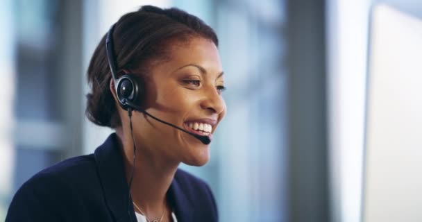 黑人女性 呼叫中心和沟通在电话咨询与一个微笑在办公室 咨询服务 电话推销和提供客户服务和网络支持帮助谈话的非洲女工 — 图库视频影像