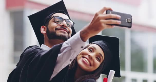 Uniwersytet Ukończenie Studiów Selfie Mężczyzny Kobiety Dla Uczczenia Absolwentów Ceremonii — Wideo stockowe