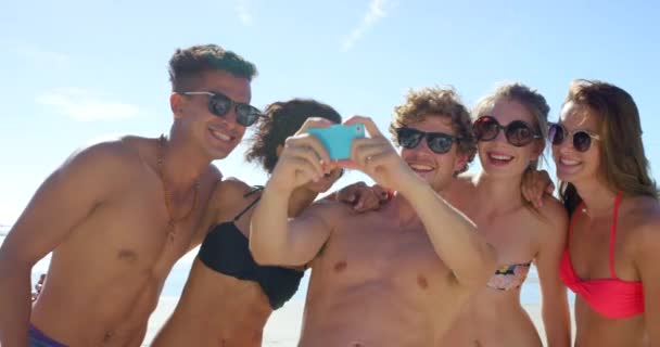 Groep Vrienden Strand Selfie Vakantie Zomer Voor Plezier Reizen Outdoor — Stockvideo