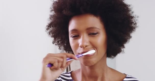 Zahn Gesicht Und Schwarze Frau Zähneputzen Badezimmer Für Atem Wellness — Stockvideo