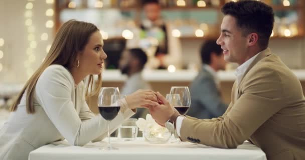 Vicces Kéz Kézben Vagy Boldog Pár Étteremben Házassági Évfordulót Ünnepelve — Stock videók