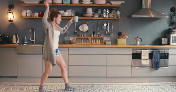 Музыка Женщина Танцует Кофе Кухне Своего Дома Счастье Праздник Свобода — стоковое видео
