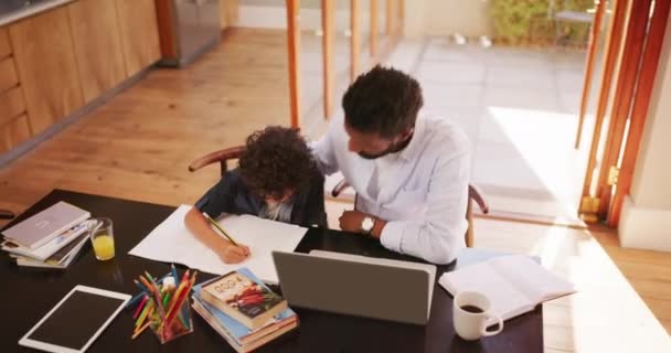 Laptop Ödevi Evde Öğrenme Ders Okul Projesi Için Babayla Birlikte — Stok video