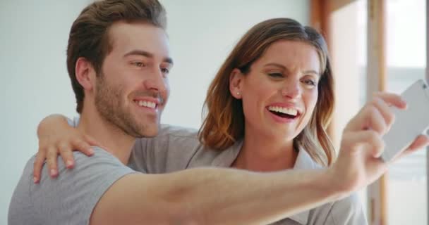Pasangan Muda Berpelukan Dan Selfie Dapur Rumah Dengan Ciuman Kebahagiaan — Stok Video